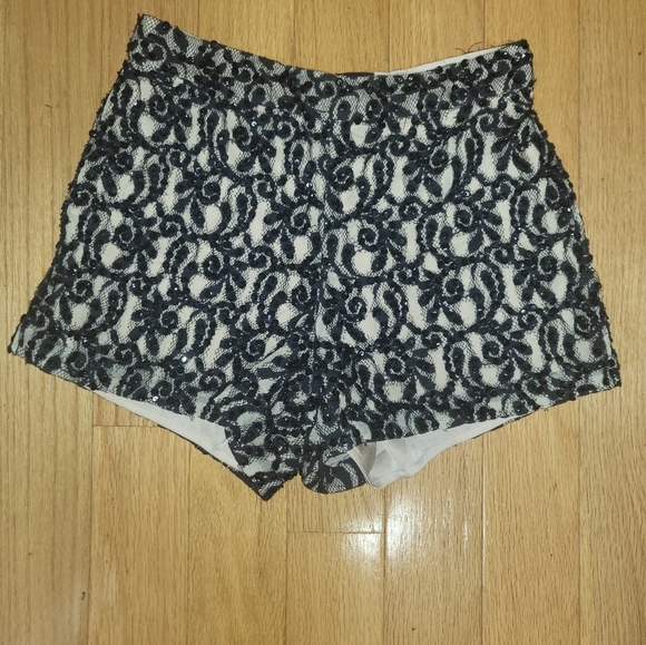 3. ALICE + OLIVIA EMBELLISHED GUIPURE SHORTS IN BLACK SIZE 2 - Picture 3 of 6